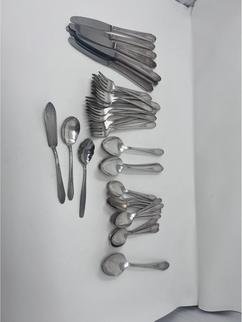 Vintage Wm. Rogers & Son silverplated Flatware Set in Wooden Case - READ